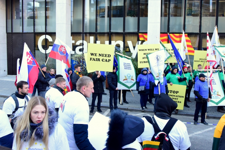 Do Berlína mieria tisíce traktorov, budú protestovať proti poľnohospodárskej politike