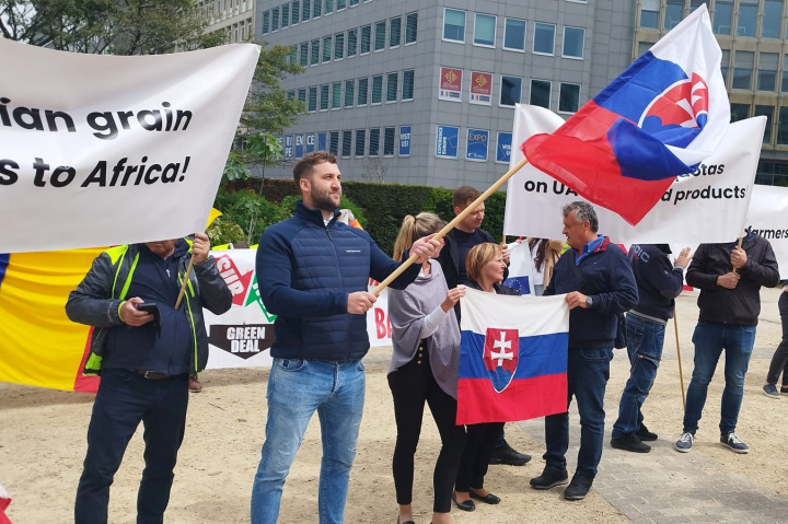 Európski poľnohospodári protestujú proti bezcolným dovozom z Ukrajiny